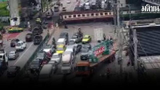 Train Derailment Causes Major Traffic Congestion on Ratchadaphisek Road