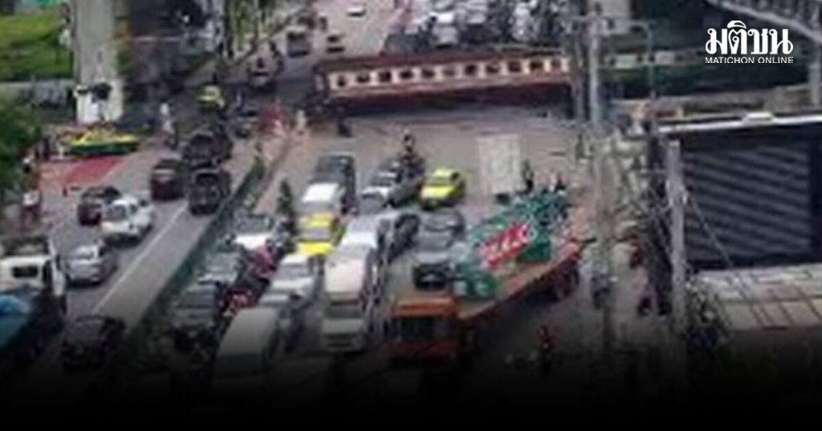 Train Derailment Causes Major Traffic Congestion on Ratchadaphisek Road