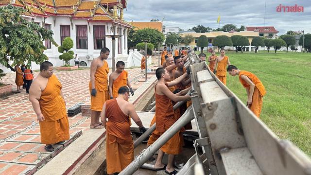 Ayutthaya Fortifies Historic Temples Against Rising Chao Phraya River