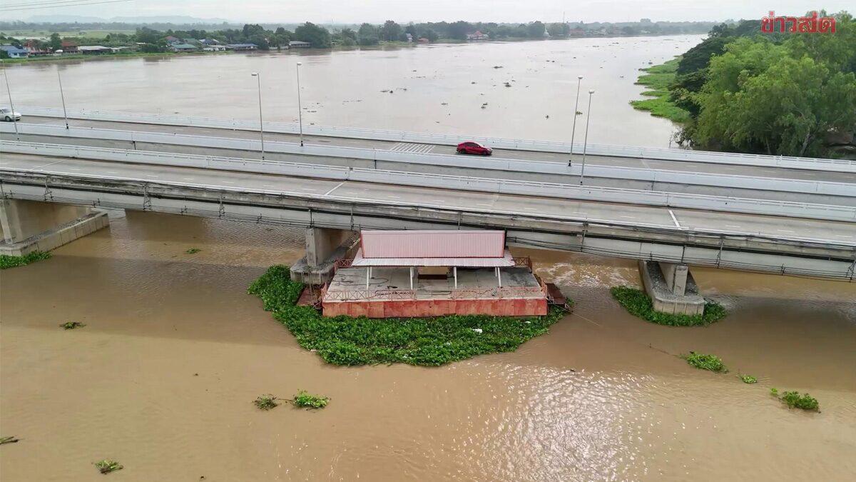 Large Steel Raft Collides with Bridge in Chainat Following Heavy Rains