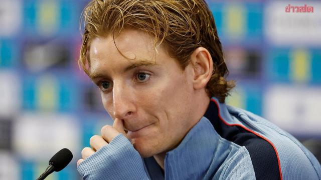 Anthony Gordon Urges England to Forge Unique Playing Style