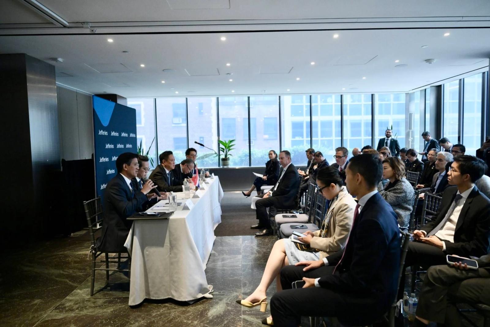 Le Premier ministre thaïlandais rencontre des investisseurs américains lors d'un forum du groupe Jefferies