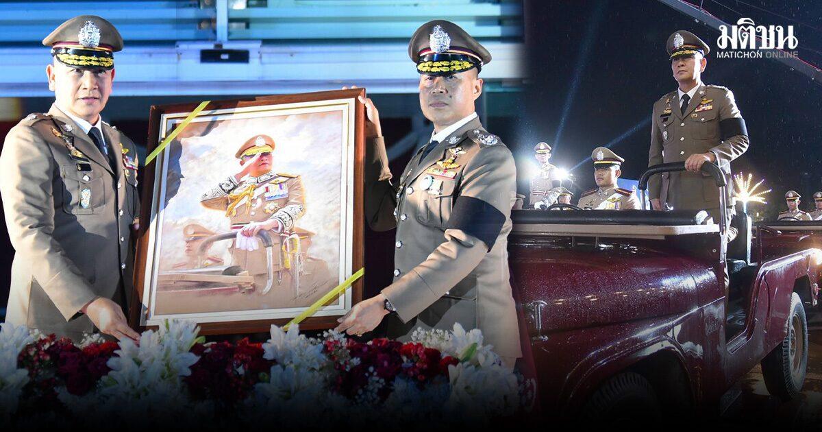 Chefe da polícia da Tailândia realiza desfile de despedida antes da aposentadoria