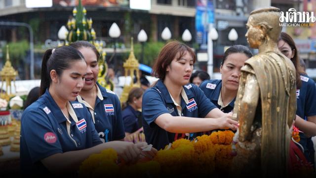 L'équipe féminine thaïlandaise de volley-ball célèbre une qualification olympique historique