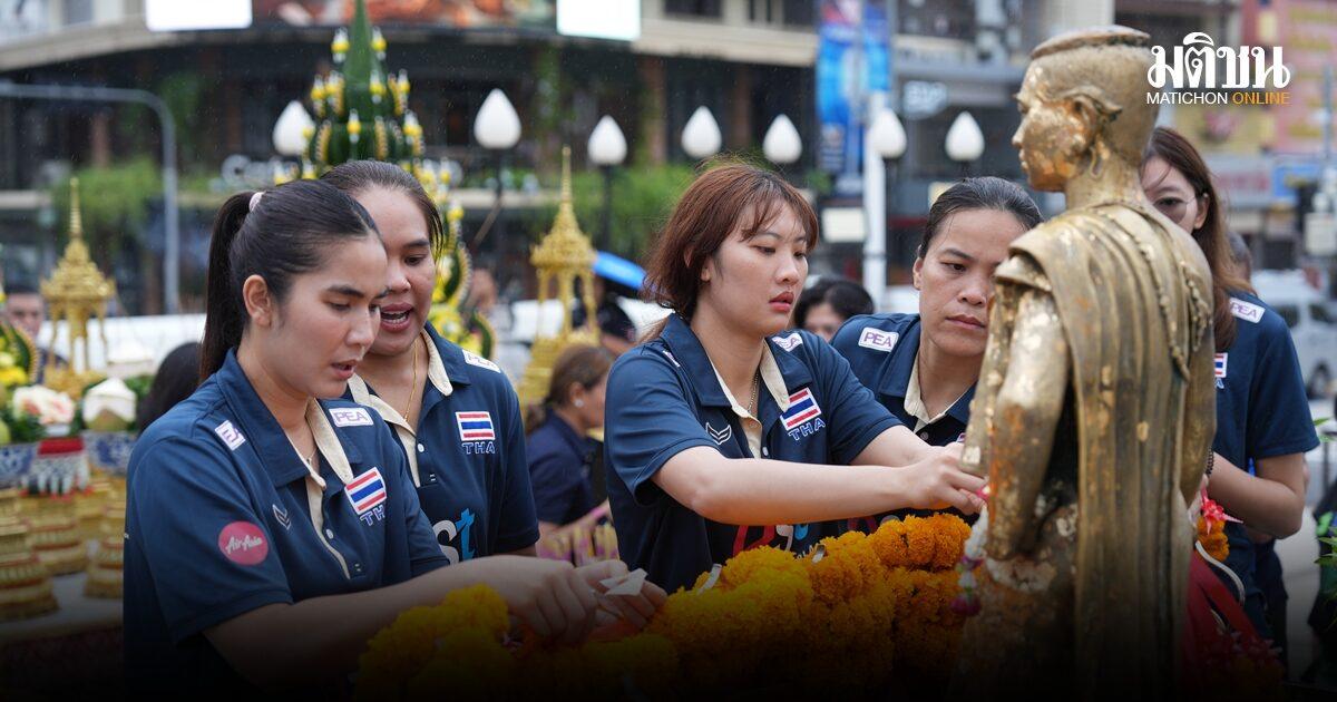 L'équipe féminine thaïlandaise de volley-ball célèbre une qualification olympique historique
