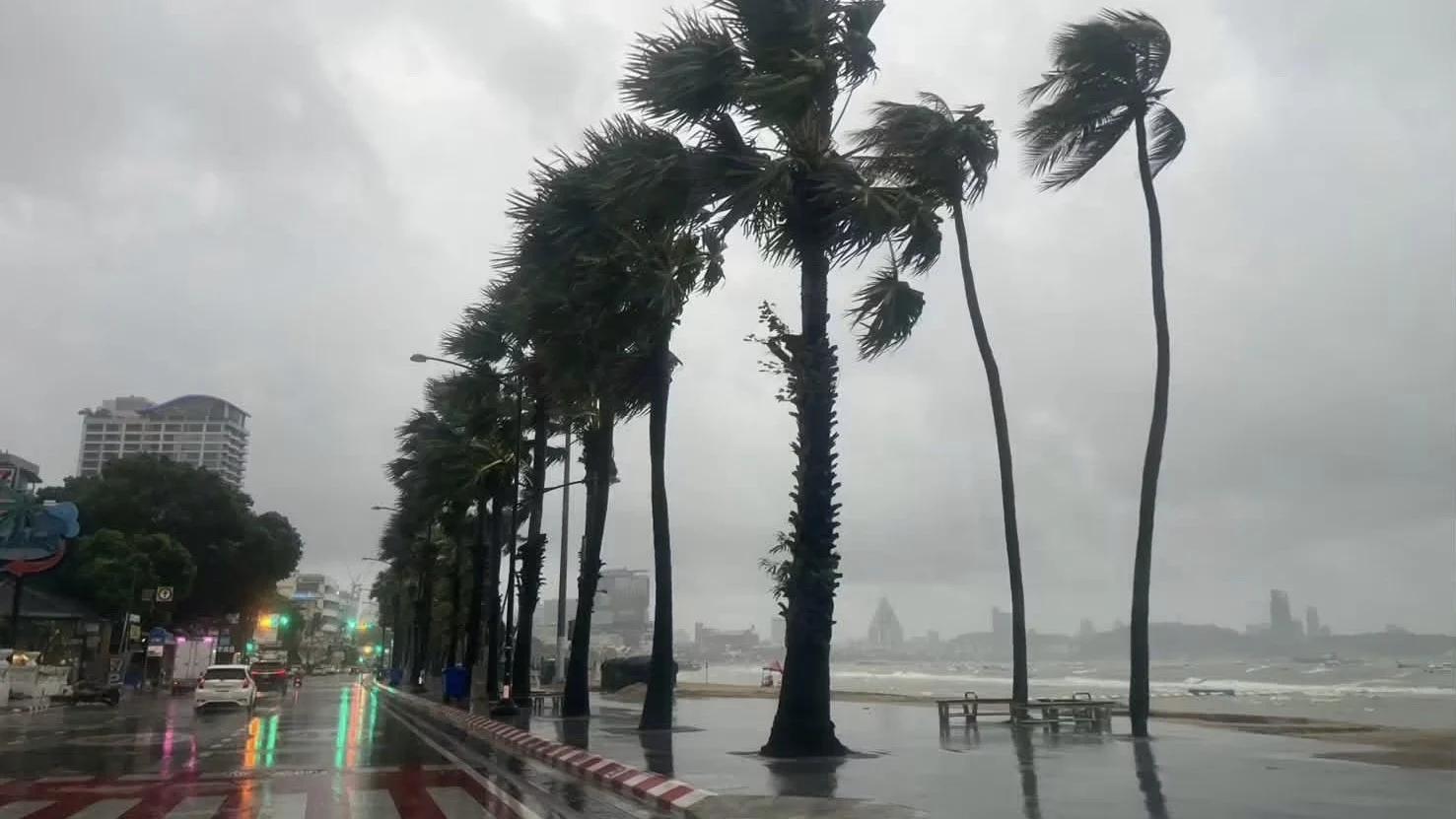 Capitania de Pattaya emite alerta de bandeira vermelha devido a condições marítimas perigosas