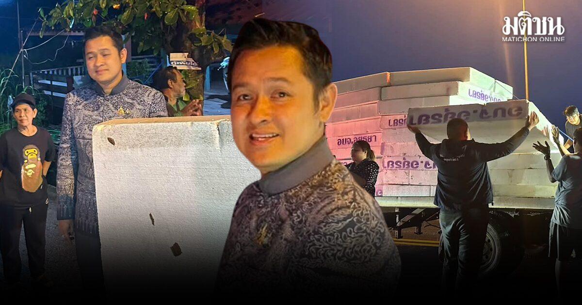 Deputado de Ayutthaya distribui placas de espuma a residentes em preparação para inundações
