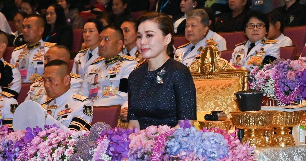 สมเด็จพระนางเจ้าฯ พระบรมราชินี ทอดพระเนตรการแสดงรอบเยาวชนเรื่อง 'อลิซ อิน วันเดอร์แลนด์'