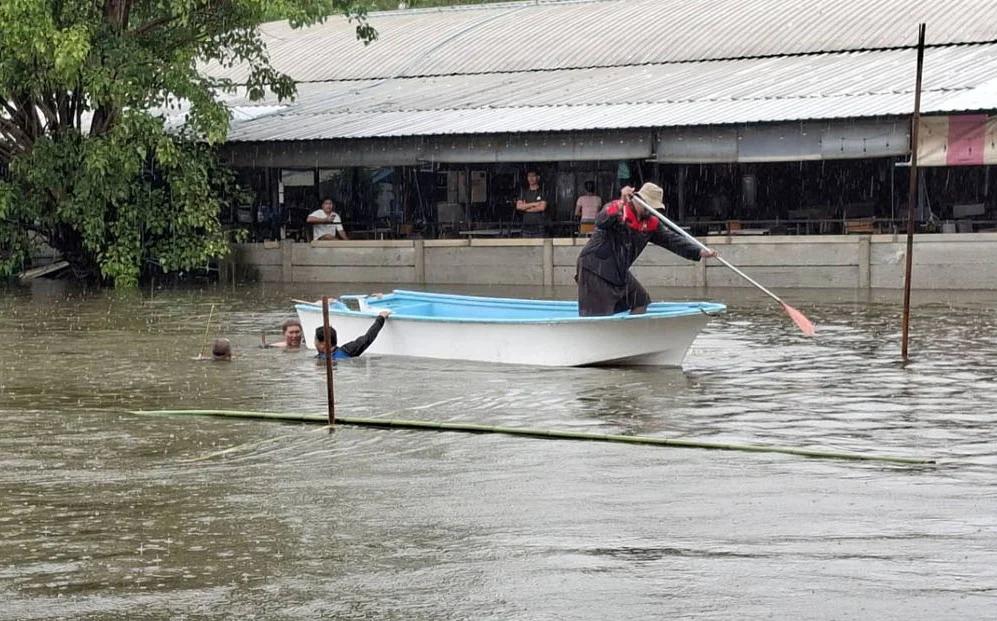 สองพี่น้องจมน้ำเสียชีวิตจากเหตุเรือล่มที่สมุทรปราการ