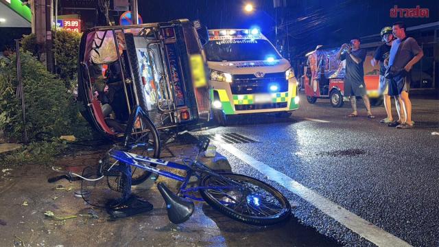 Grave acidente de trânsito envolvendo tuk-tuk e ciclista em Samut Prakan