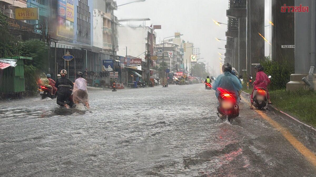 ฝนตกหนักและน้ำทะเลหนุนทำให้น้ำท่วมขังเป็นวงกว้างในสมุทรปราการ
