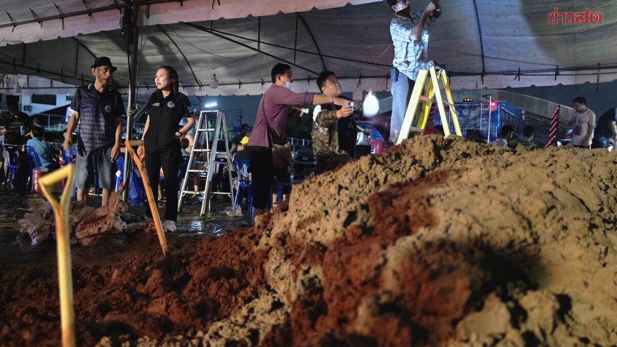 Pathum Thani richtet Hochwasser-Reaktionszentrum ein, während Freiwillige Sandsäcke vorbereiten