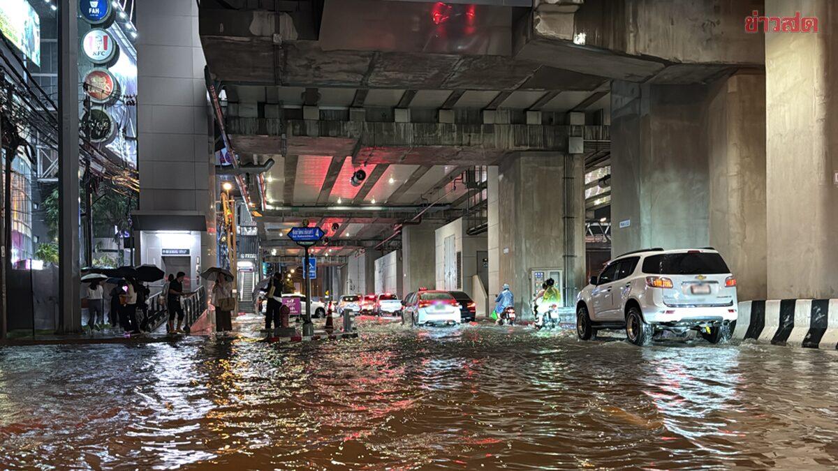 Heavy Rainfall Causes Severe Traffic Congestion in Nonthaburi
