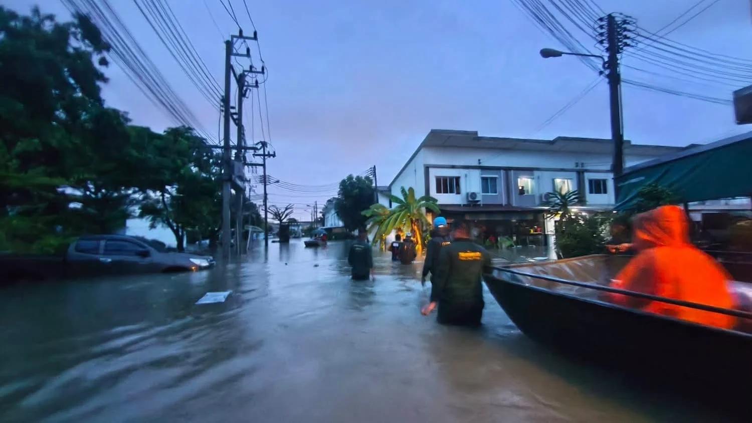Inondations sévères à Si Racha : évacuations d'urgence en cours