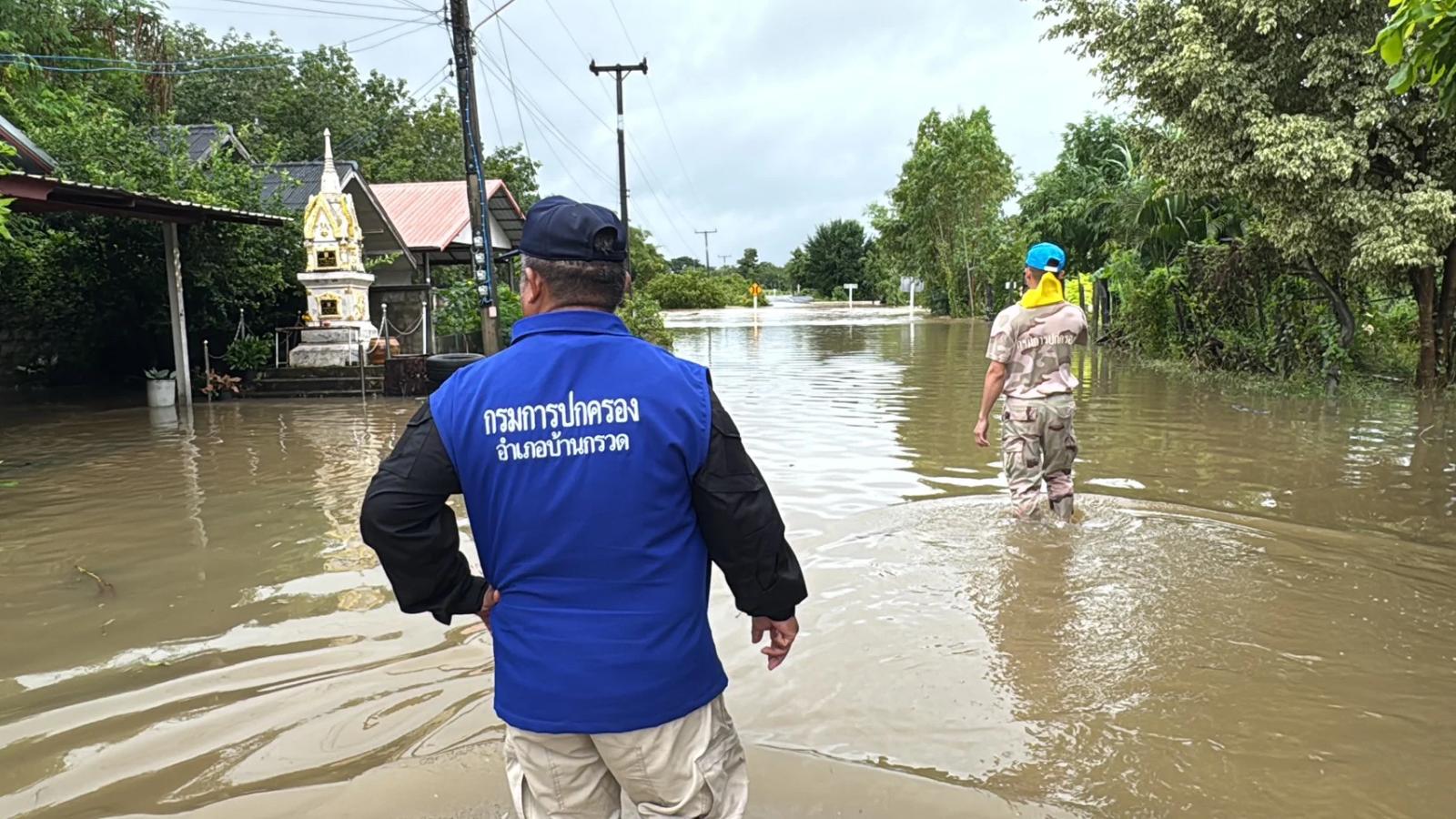 Des inondations perturbent les transports à Ban Kruat, Buriram