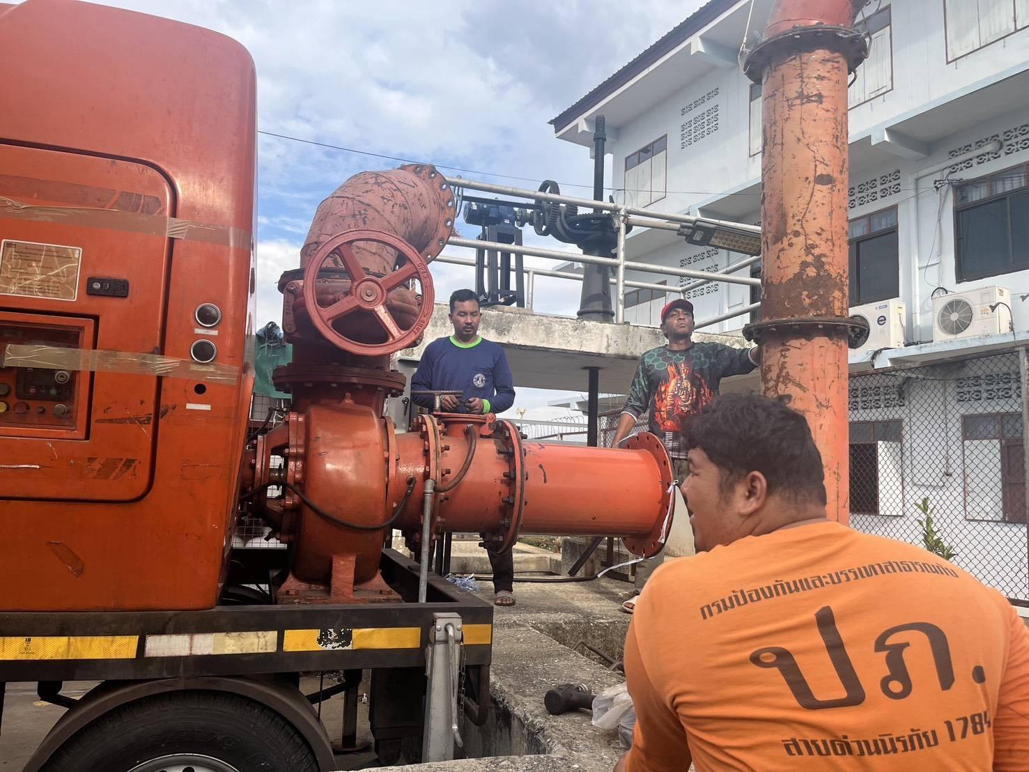 Les autorités de Pathum Thani déploient des pompes à eau pour gérer les risques d'inondation