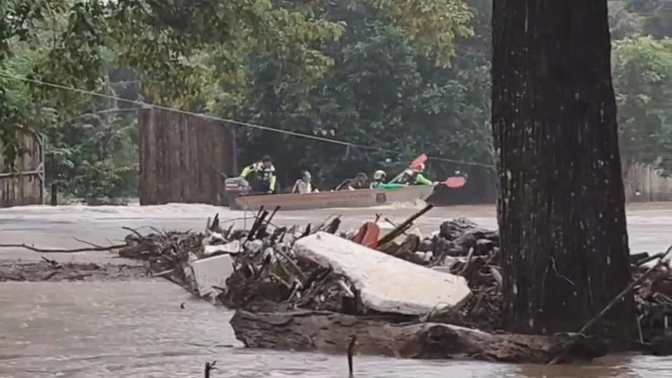 Sturzfluten treffen Pak Chong nach Abfluss aus Khao Yai
