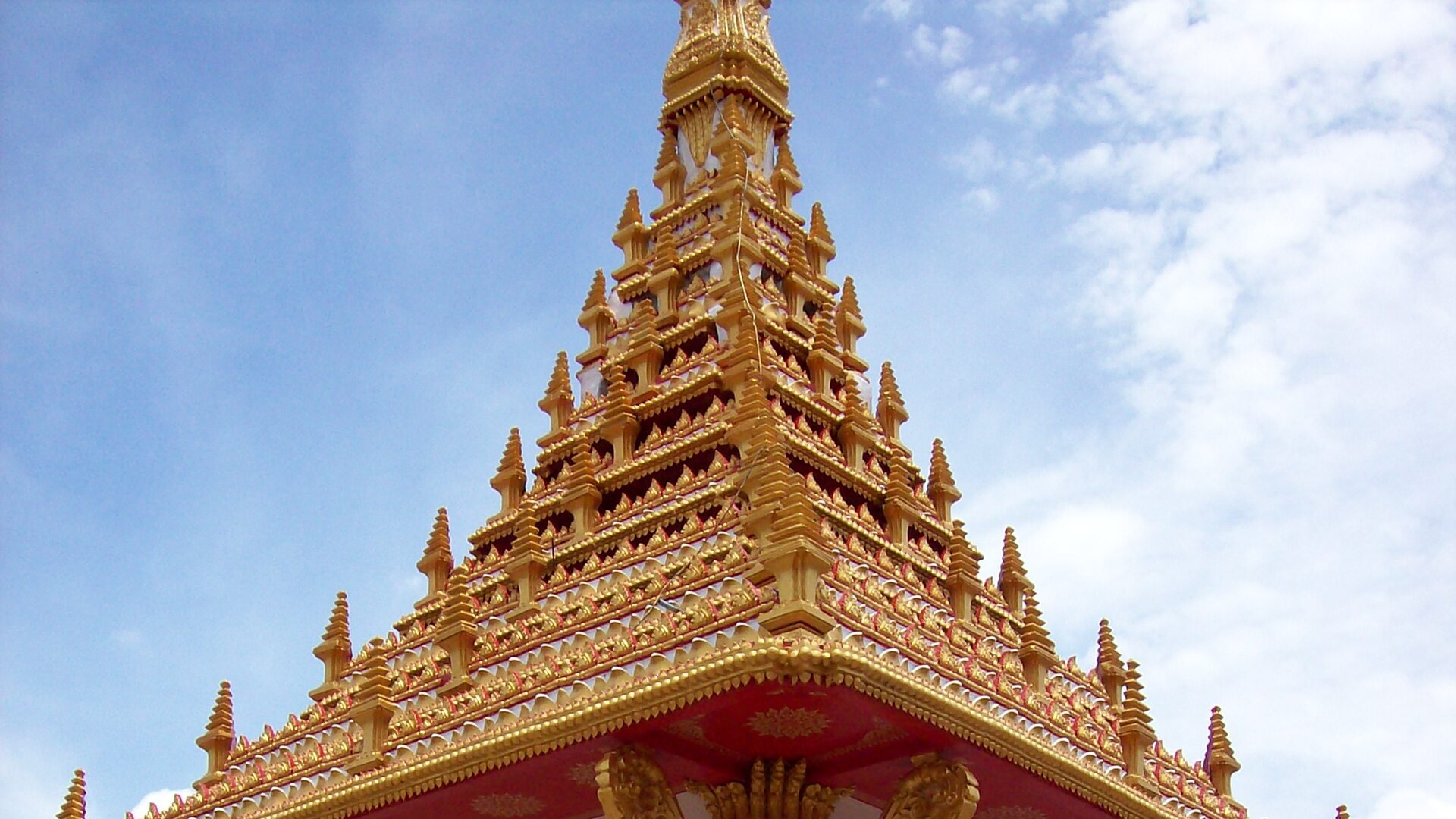 Phra Mahathat Kaen Nakhon (9-Story Stupa)