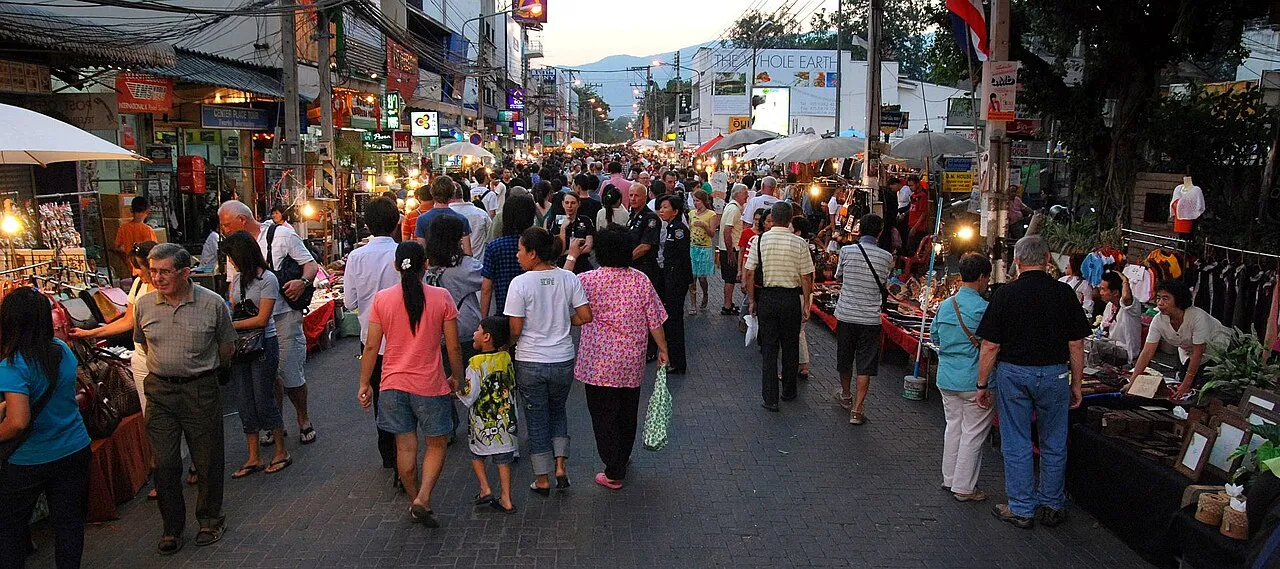Sunday Walking Street (Tha Pae)