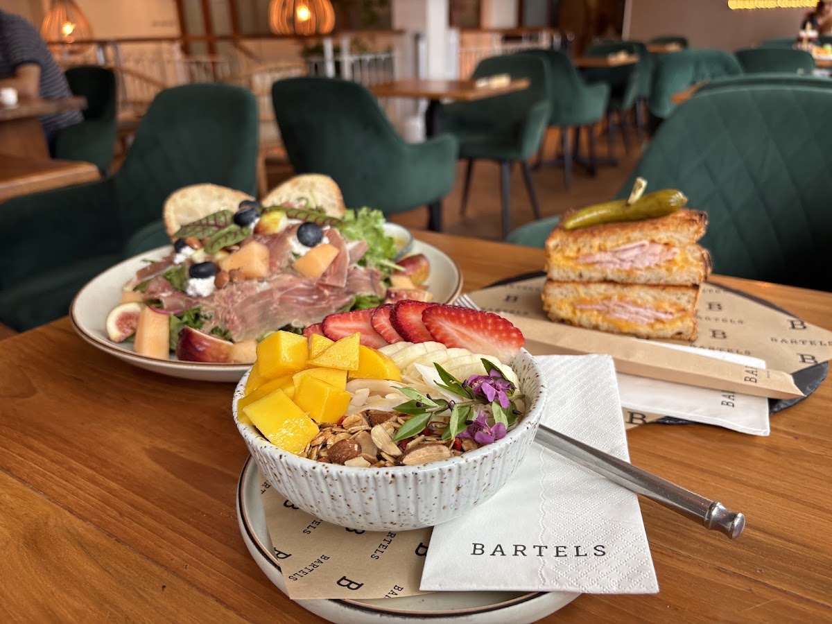 แกลเลอรีรูปภาพ — BARTELS Asok - Sourdough Sandwiches, Coffee & Juicery